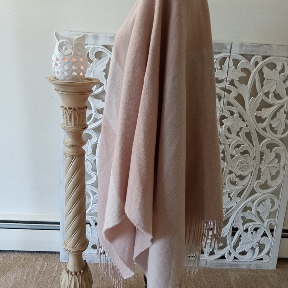 SOIA&KYO OSFA Soft Stylish Wrap Cover Tan/Cream Color Fashionable Fall 🍂 Attire - Picture 8 of 14